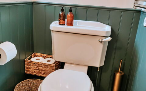 The Old Stables at Tenterden: Siège De Toilette, Salle De Bains, Toilette, Luminaire Plomberie, Plomberie, Sol, Tuile, Robinet, Céramique