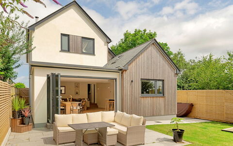 Firethorn: Domicile, Maison, Toit, Porte, Chalet, Biens, Porche, Siding, Ferme, Jardin