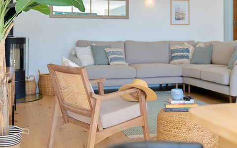 Firethorn: Meubles, Bois, Design Intérieur, Canapé, Salon, Sol, Sol, Domicile, Confort, Throw Pillow