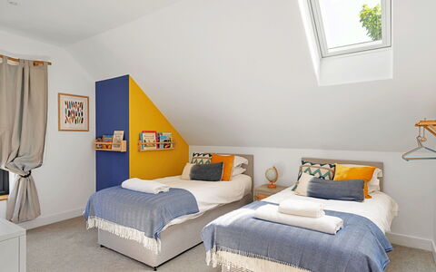 Firethorn: Lit, Meubles, Chambre, Design Intérieur, Literie, Drap De Lit, Bois, Plafond, Jaune, Linge