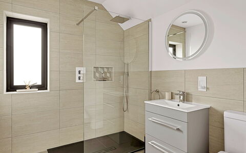 Firethorn: Sol, Salle De Bains, Sol, Mur, Design Intérieur, Luminaire Plomberie, Lavabo, Armoire De Toilette, Évier, Toilette