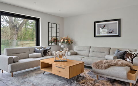 Orchard Rise: Meubles, Canapé, Sol, Design Intérieur, Salon, Sol, Table, Throw Pillow, Parquet