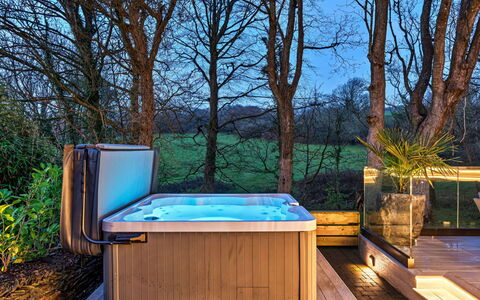 Orchard Rise: Baignoire, Luminaire Plomberie, Jacuzzi, Plante D'Appartement, Piscine, Tache De Bois, Pot De Fleur, Plomberie