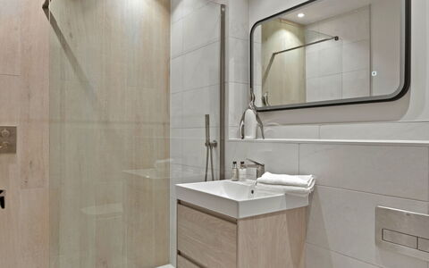 Orchard Rise: Sol, Salle De Bains, Luminaire Plomberie, Design Intérieur, Mur, Sol, Robinet, Plomberie, Miroir, Évier