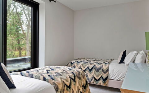 Orchard Rise: Lit, Meubles, Chambre, Design Intérieur, Literie, Drap De Lit, Mur, Bois, Linge, Sol