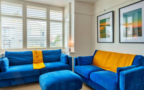 Bude Bolthole: Canapé, Meubles, Design Intérieur, Salon, Appartement, Throw Pillow, Sol, Sol, Coussin