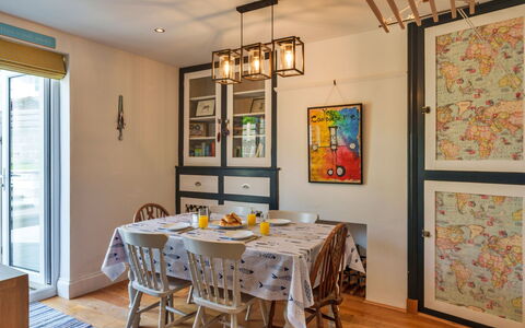 Bude Bolthole: Meubles, Design Intérieur, Mur, Sol, Bois, Salle À Manger, Plafond, Luminaire, Chaise, Table