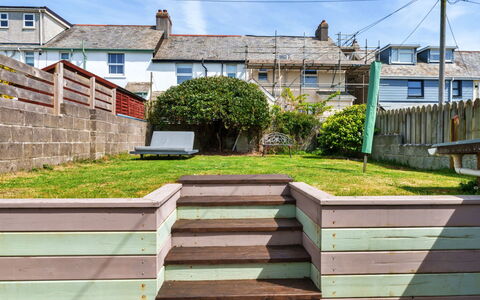 Bude Bolthole: Bois, Composite, Jardin, Planche, Dur, Arrière-Cour, Tache De Bois, Siding, Cour, Escaliers