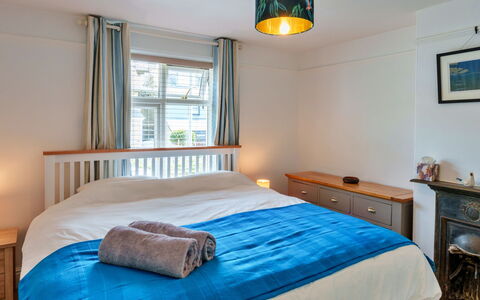 Bude Bolthole: Meubles, Design Intérieur, Lit, Chambre, Mur, Bois, Plafond, Pièce, Sol, Sol