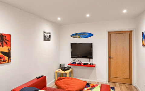 Bude, Upper Deck: Meubles, Design Intérieur, Mur, Pièce, Bois, Sol, Plafond, Sol, Cadre, Éclairage