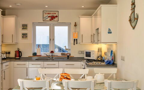 Bude, Upper Deck: Meubles, Design Intérieur, Cuisine, Sol, Plafond, Bois, Luminaire, Chaise, Éclairage, Pièce