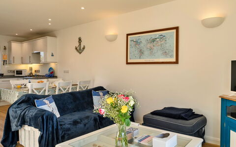 Bude, Upper Deck: Meubles, Design Intérieur, Canapé, Sol, Pièce, Plafond, Salon, Sol, Cadre, Appartement