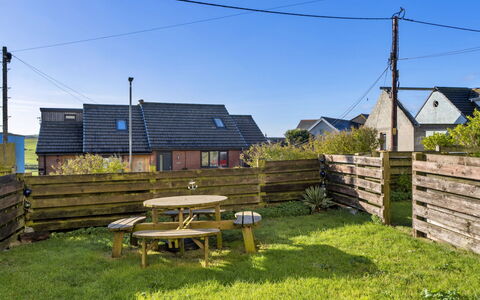 Bude, Upper Deck: Ciel, Toit, Maison, Lot Terre, Domicile, Nuage, Zone Rurale, Chalet, Arrière-Cour, Clôture