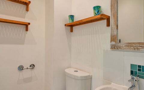 Bude, Upper Deck: Design Intérieur, Luminaire Plomberie, Salle De Bains, Sol, Sol, Plomberie, Robinet, Pièce, Tuile, Tache De Bois