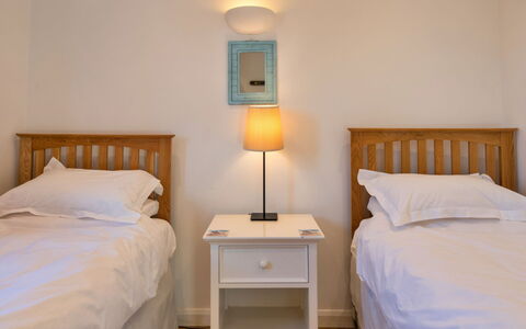 Bude, Upper Deck: Lit, Meubles, Chambre, Literie, Mur, Drap De Lit, Design Intérieur, Bois, Sol, Pièce