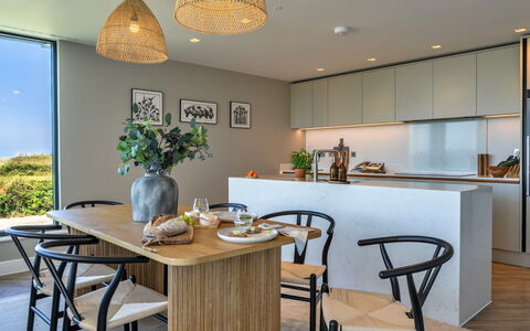 Perrantide: Meubles, Design Intérieur, Sol, Bois, Salle À Manger, Table Cuisine Et Salle A Manger, Table, Sol, Chaise, Plafond