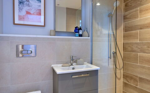 Perrantide: Sol, Salle De Bains, Mur, Luminaire Plomberie, Design Intérieur, Sol, Armoire De Toilette, Lavabo, Évier, Cabinetry