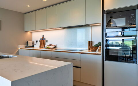 Perrantide: Cuisine, Appareil De Cuisine, Comptoir, Design Intérieur, Cabinetry, Sol, Principaux Appliance, Meubles, Électroménager, Bois