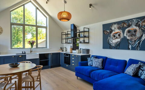 The Cart Shed: Meubles, Design Intérieur, Sol, Canapé, Bois, Plafond, Sol, Salon, Pièce, Domicile