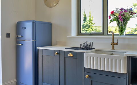 The Cart Shed: Appareil De Cuisine, Cuisine, Design Intérieur, Principaux Appliance, Électroménager, Comptoir, Cabinetry, Tache De Bois, Peindre