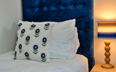 The Cart Shed: Bleu, Meubles, Chambre, Linge, Textile, Lit, Throw Pillow, Design Intérieur, Coussin, Oreiller