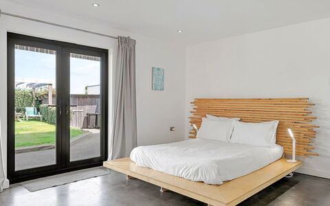 Tregarden: Meubles, Lit, Chambre, Bois, Sol, Sol, Design Intérieur, Drap De Lit, Literie, Linge