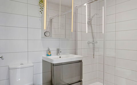 Tregarden: Sol, Design Intérieur, Luminaire Plomberie, Salle De Bains, Sol, Toilette, Plomberie, Tuile, Robinet, Verre