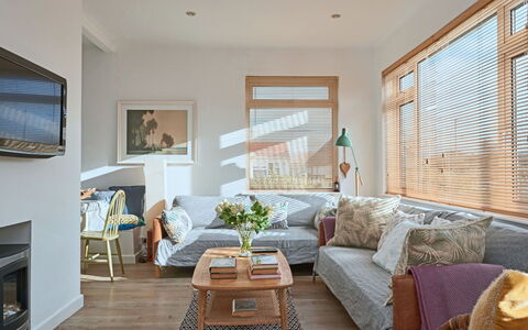 Templemore: Meubles, Design Intérieur, Canapé, Sol, Mur, Sol, Salon, Bois, Pièce, Plafond