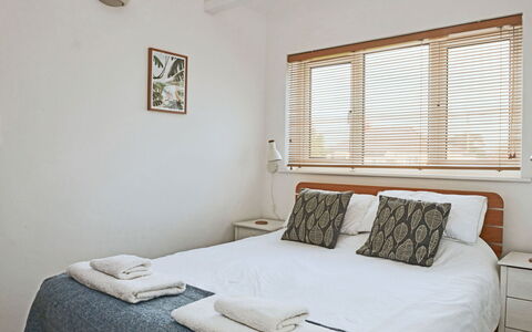 Templemore: Bois, Chambre, Meubles, Design Intérieur, Lit, Sol, Drap De Lit, Literie, Sol, Plafond