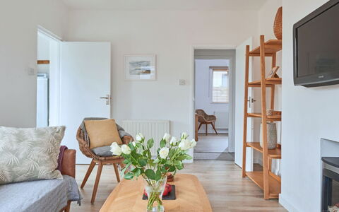 Templemore: Meubles, Design Intérieur, Sol, Mur, Sol, Bois, Pièce, Plafond, Salon, Canapé