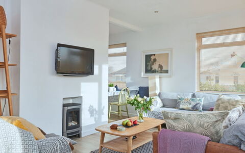 Templemore: Meubles, Design Intérieur, Canapé, Sol, Mur, Salon, Bois, Pièce, Sol, Plafond