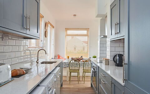 Templemore: Design Intérieur, Sol, Cuisine, Comptoir, Meubles, Cabinetry, Bois, Sol, Appareil De Cuisine, Plafond