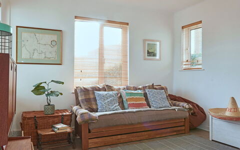 Templemore: Meubles, Design Intérieur, Canapé, Sol, Mur, Sol, Bois, Coussin, Pièce, Salon