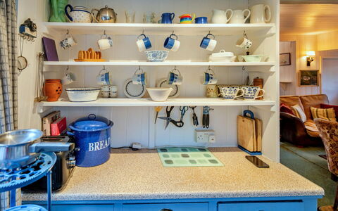 Millook Water: Bleu, Meubles, Étagère, Rayonnage, Design Intérieur, Bois, Cuisine, Éclairage, Vaisselle, Cabinetry