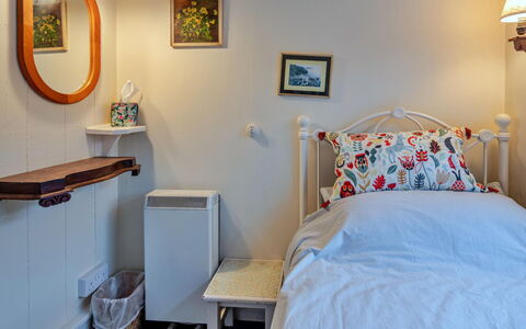 Millook Water: Meubles, Design Intérieur, Mur, Chambre, Lit, Drap De Lit, Literie, Pièce, Textile, Éclairage