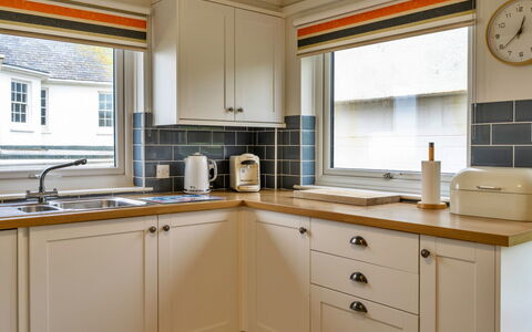 Trecane: Cuisine, Comptoir, Design Intérieur, Appareil De Cuisine, Cabinetry, Bois, Sol, Principaux Appliance, Plafond, Éclairage