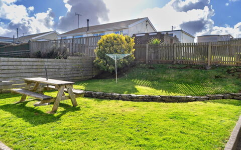 Trecane: Herbe, Zone Résidentielle, Jardin, Pelouse, Lot Terre, Domicile, Couverture De Sol, Cour, Arrière-Cour, Chalet