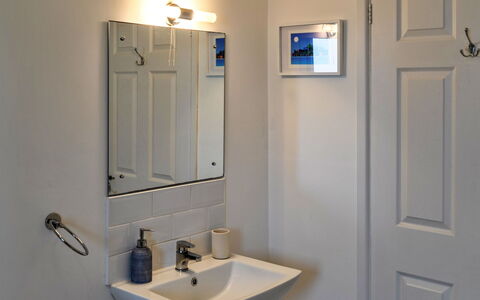 Trecane: Lavabo, Mur, Luminaire Plomberie, Évier, Robinet, Plomberie, Design Intérieur, Miroir, Salle De Bains, Pièce