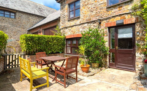 Rosemary Cottage at Widemouth Bay: Arbuste, Chalet, Porte, Pot De Fleur, Plante D'Appartement, Jardin, Brique, Cour, Aménagement Paysager, Ferme