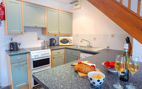 Rosemary Cottage at Widemouth Bay: Cuisine, Comptoir, Appareil De Cuisine, Principaux Appliance, Evier, Cabinetry, Design Intérieur, Sol, Meubles, Évier