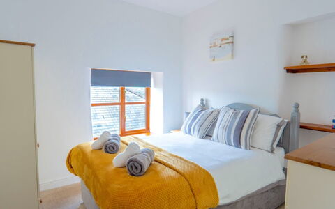 Rosemary Cottage at Widemouth Bay: Mur, Design Intérieur, Meubles, Bois, Sol, Lit, Chambre, Sol, Drap De Lit, Domicile