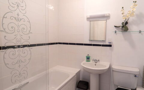 Rosemary Cottage at Widemouth Bay: Salle De Bains, Luminaire Plomberie, Design Intérieur, Évier, Sol, Robinet, Lavabo, Sol, Plomberie, Toilette