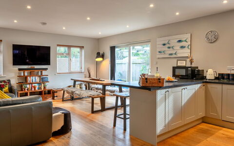 Gwelmor: Meubles, Design Intérieur, Sol, Sol, Bois, Plafond, Pièce, Cuisine, Parquet, Éclairage