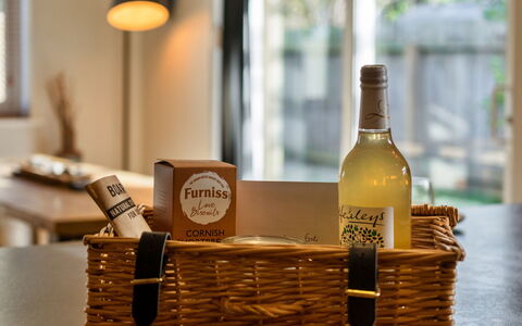 Gwelmor: Bouteille, Panier, Osier, Bouteille En Verre, Drinkware, Du Vin, Bouteille De Vin, Bar