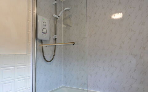Squire, Quinceborough Farm: Luminaire Plomberie, Tete De Douche, Douche, Salle De Bains, Plomberie, Bar De Douche, Tuile, Porte De Douche, Panneau De Douche, Verre
