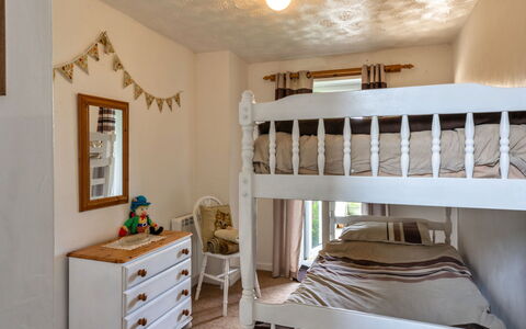 Squire, Quinceborough Farm: Lit, Meubles, Chambre, Design Intérieur, Mur, Literie, Bois, Drap De Lit, Sol, Sol