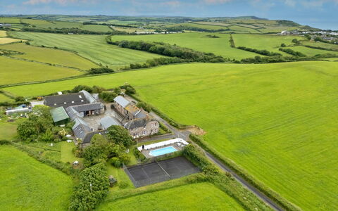 Squire, Quinceborough Farm: Biens, Piscine, Aménagement Paysager, Eco Hôtel, Recours, Photographie Aérienne, Villa, Vue Du Ciel, Cour, Ferme