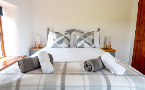 Olive Tree at Widemouth Bay: Lit, Meubles, Chambre, Literie, Drap De Lit, Design Intérieur, Bois, Sol, Sol, Linge