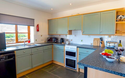Olive Tree at Widemouth Bay: Cuisine, Appareil De Cuisine, Comptoir, Cabinetry, Principaux Appliance, Design Intérieur, Sol, Bois, Électroménager, Cuisinière