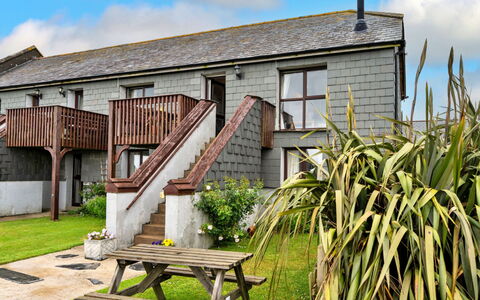 Barn, Quinceborough Farm: Domicile, Toit, Chalet, Couverture De Sol, Siding, Escaliers, Cour, Jardin, Porche, Pente